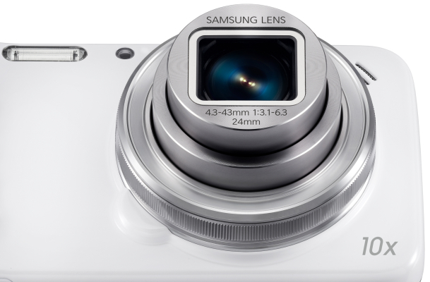 Mit 208 Gramm ist das Samsung Galaxy S4 zoom als Kamera-Smartphone zudem ein echtes Schwergewicht.