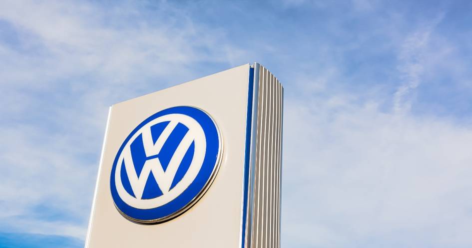 Volkswagen Logo auf Schild vor blauem Himmel