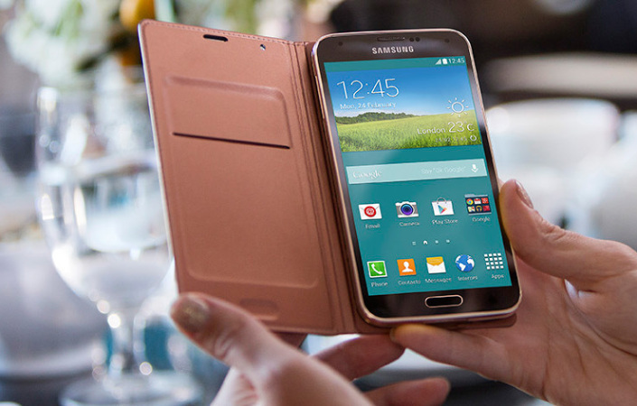 Samsung hat sein neues Android-Flaggschiff Galaxy S5 auf dem Mobile World Congress 2014 in Barcelona vorgestellt. Im Vergleich zum Vorgänger, dem Samsung Galaxy S4, zählen unter anderem ein Fingerabdrucksensor im unteren Bereich des Displays und ein Pulsm
