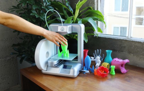 3D-Drucker für die Industrie unterscheiden sich deutlich von 3D-Druckern für zu Hause. Wir erklären die Unterschiede. Geräte für Privatanwender gibt’s im Handel ab 375 Euro.