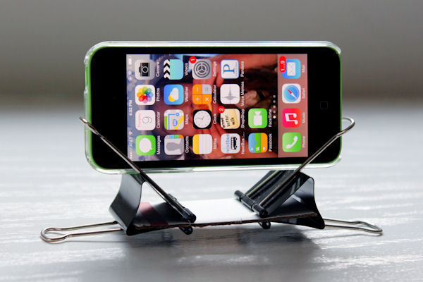 Universelle Smartphone-Ständer - Zwei große Foldback-Klammern, ein wenig Pappe und fertig ist der Smartphone-Ständer. Der mobile Tisch-Aufsteller ist ideal für längere Video-Sessions im Zug.