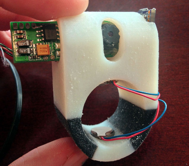 Der Lese-Ring: Das Plastikteil des FingerReaders lässt sich in 3D ausdrucken.