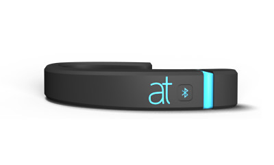 AirType-Prototyp: Mit den Bluetooth-Armbändern schreibt man Texte auf beliebiegen Oberflächen oder sogar in der Luft.