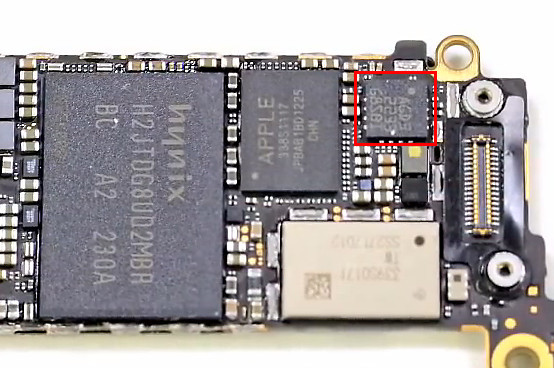 Gyroskop-Chip des iPhone 4: Der kleine Chip erkennt die Lage des Smartphones und richtet danach die Display-Anzeige ins Hoch- oder Querformat aus.