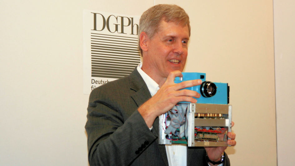 Steven J. Sasson konstruiert 1975 die erste digitale Fotokamera. Die Digitalkamera wog gut 4 kg und benötigte 23 Sekunden, um ein einziges Bild mit 100 × 100 Pixel auf eine Digitalkassette zu speichern.