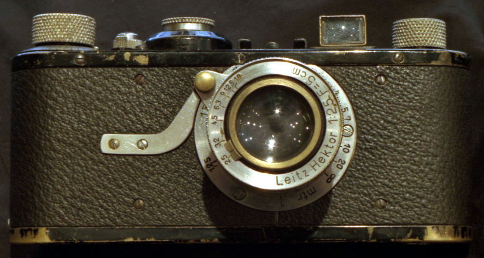Mit der auf der Frühjahrsmesse 1925 in Leipzig vorgestellten Kamera Leica I begann 1925 die analoge Fotografie für jedermann. Die bis heute handelsüblichen Kleinbildpatronen kamen allerdings erst Anfang der 30er Jahre auf den Markt.