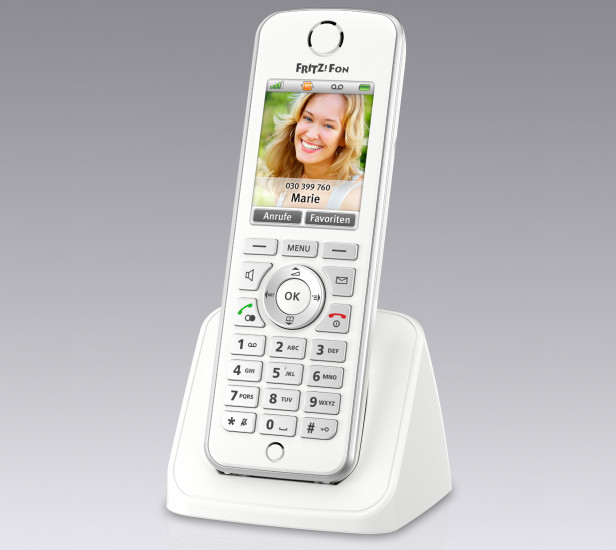 AVM Fritzfon C4: Im Zusammenspiel mit einer Fritzbox unterstützt das DECT-Komforttelefon auch SIP-Internettelefonie.