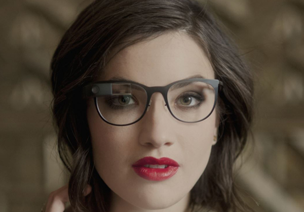 Neben den Smart Watches gehört Googles Datenbrille Glass zu den berühmtesten und begehrtesten Smart Wearables: Mit der Brille lassen sich unter anderem Fotos und Videos aufnehmen, Wettervorhersagen anzeigen oder Googles Kartendienst nutzen.