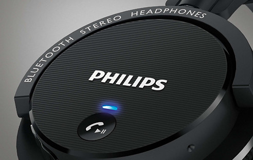 Woox Innovations stellt mit dem Philips SHB5500 einen preisgünstigen Over-Ear-Kopfhörer vor, der via Kabel oder mit Bluetooth mit Musik gefüttert werden kann.