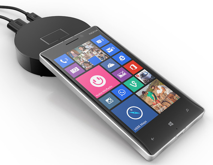 Microsoft Screen Sharing: Das neue Zubehör für die Lumia-Serie verbindet das Smartphone per NFC und WLAN mit HDMI-fähigen Displays und spiegelt darauf das Telefon-Display in Echtzeit.