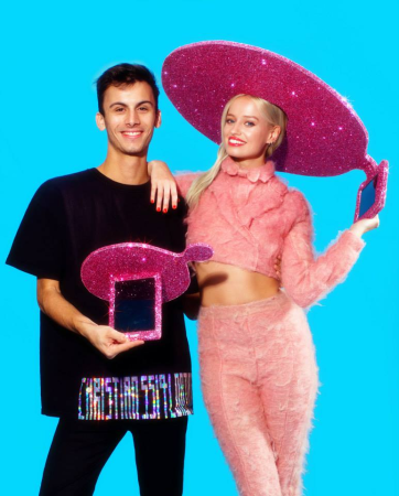Den pink glitzernden Sombrero mit integriertem Tablet zum Schießen von Selbstportraits präsentierte Acer UK auf der Fashion Week London zusammen mit Designer Christian Cowan-Sanluis (Bild: Acer UK).