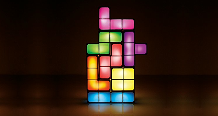 Tetris Lampe - Ein cooles Geschenk für jeden Tetris-Fan ist diese 30 x 20 x 7 cm große Leuchte mit sieben einzelnen Tetriminos, die jeweils aus vier Quadraten sowie verschiedenen Farben bestehen und sich beliebig anordnen lassen.