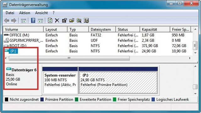 VHD-Datei einbinden: Die gemountete virtuelle Festplatte erkennen Sie in der Datenträgerverwaltung an dem blauen Festplattensymbol.
