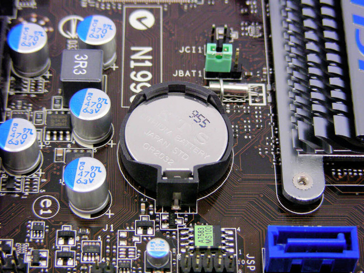Leere Batterie: Erscheint beim PC-Start eine Checksum-Fehlermeldung, muss meist die Batterie für den CMOS-Baustein gewechselt werden.