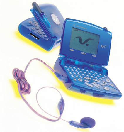 Motorola V100: Das Motorola V100 tritt auf wie ein zu heiß gewaschener Laptop. Im Jahr 2001 wollte der US-Hersteller dieses Handy als "Personal Communicator" vor allem an junge Kunden verkaufen.
