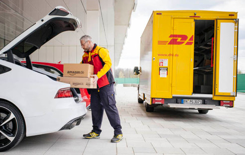 DHL-Bote liefert Paket in Kofferraum