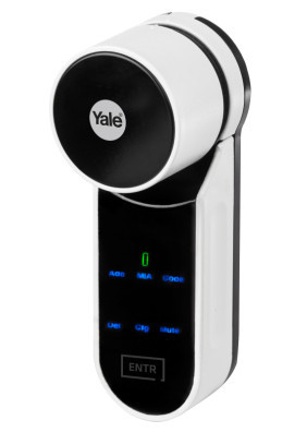 Yale Entr: Die Schließlösung für Haus- und Wohnungsbesitzer lässt sich einfach nachrüsten und per Smartphone-App, Finger-Scan, PIN-Code oder Fernbedienung steuern.