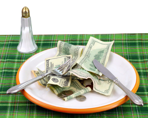 Geld auf dem Teller essen