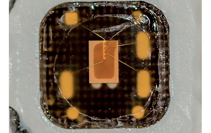 Makroaufnahme der aktiven Seite eines Smartcard-Chips.