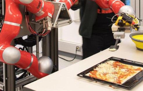 Roboter bäckt Pizza