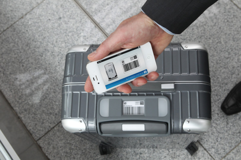 So geht der Koffer auf Reisen: Der Fluggast gibt seine Flugroute in eine Smartphone-App ein. Diese übermittelt die Daten an die Fluggesellschaft, die wiederum einen Barcode an den Koffer schickt