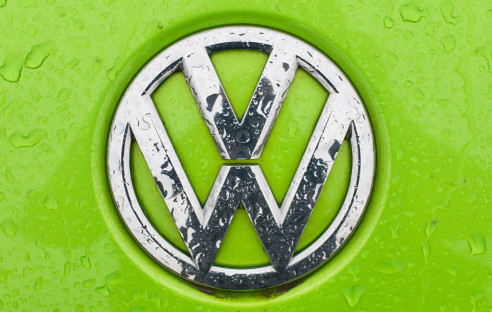 VW-Logo auf grünem Hintergrund