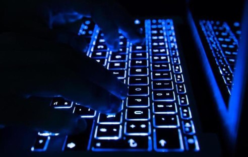 Hacker arbeitet an einer Tastatur