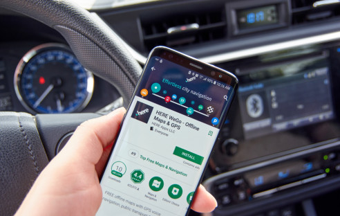 Here-App auf dem Smartphone im Auto