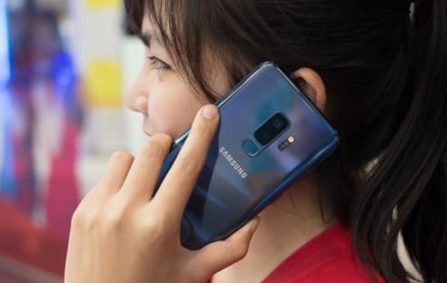 Frau mit Samsung-Smartphone