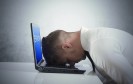 Frustrierter Anwender am Laptop