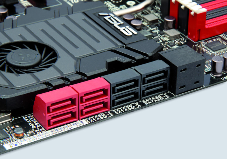 SATA-Anschlüsse: Hier schließen Sie Festplatten und SSDs an. SATA III mit 6 GBit/s ist hier rot, SATA II mit 3 GBit/s schwarz.