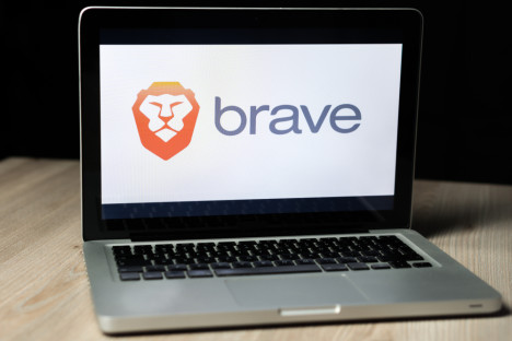 Notebook mit Brave-Browser
