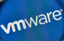 VMware-Logo unter der Lupe