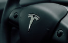 Tesla Logo auf dem Lenkrad