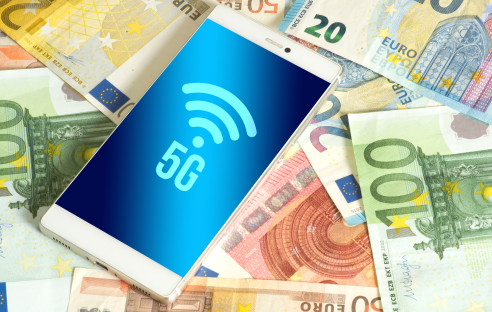 5G on Smartphone-Bildschirm auf Euroscheinen