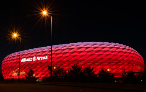 Allianz Arena rot beleuchtet
