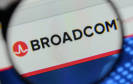 Broadcom-Logo unter Lupe