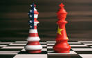 Zwei Schachfiguren mit Flaggen von den USA und China