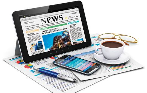 Tablet, Smartphone und Zeitung mit News