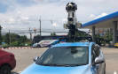 Auto mit Kamera und Sensoren auf dem Dach