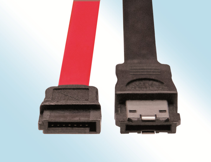 eSATA: Links ist die typische L-Form eines SATA-Steckers zu sehen, rechts die externe Variante eSATA ohne den Winkel.