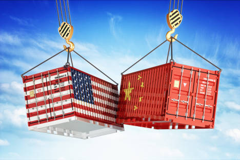 Container mit amerikanischer und chinesischer Flagge