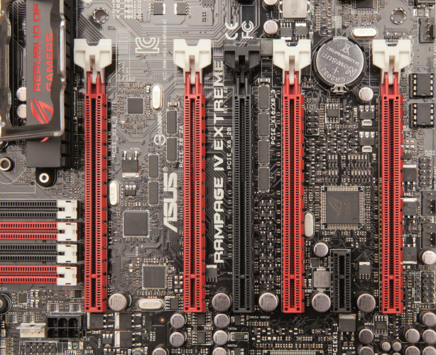 PCI Express: Die roten Steckplätze nach PCI Express 3.0 sind mit 16 Datenkanälen (Lanes) an den Prozessor angebunden. Sie sind ideal für leistungsfähige Grafikkarten.