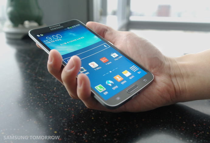 Das Samsung Galaxy Round ist das erste Android-Smartphone, dessen Display nach innen gebogen ist.