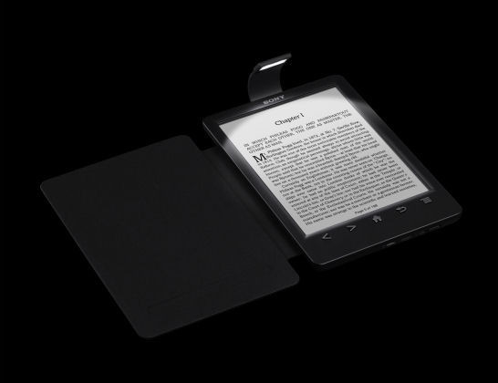 Das externe Leselicht der optional erhältlichen Reader-Hülle leuchtet den Bildschirm des Sony PRS-T3 nur sehr ungleichmäßig aus.