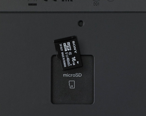 Auf der Rückseite des Sony PRS-T3 Reader verdeckt eine große Plastikabdeckung den Einschub für MicroSD-Karten mit bis zu 32 GByte.
