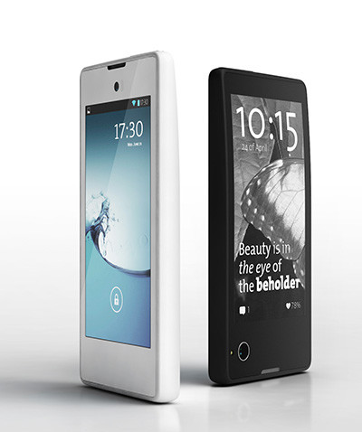 Das Yotaphone ist das erste Smartphone mit einem zweiten Bildschirm. Das stromsparende E-Ink-Display bietet 16 Graustufen und eine Auflösung von 360x640 Bildpunkten. Das ebenfalls 4,3 Zoll große Hauptdisplay des Android-Smartphones besteht aus leicht gebo