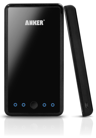 Der externe Akku Astro3E von Anker verfügt über eine Kapazität von 10.000mAh und zwei USB-Ausgänge, an denen sich nicht nur Smartphones, sondern auch Tablets, MP3-Player und Kameras wieder aufladen lassen.