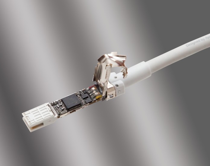 Das Innere eines Steckers: In jedem Thunderbolt-Stecker sitzt ein Kontroller, der auf das Kabel kalibriert ist. So werden Fertigungstoleranzen der Kabel ausgeglichen (Bild 2).