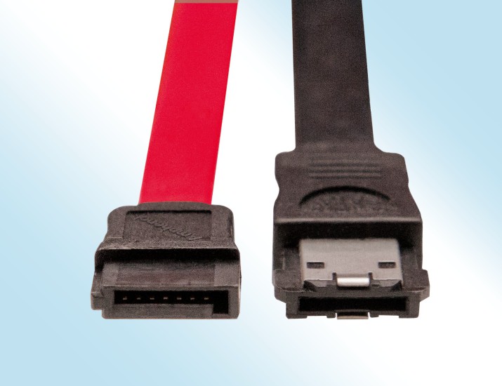 SATA und eSATA: Links im Bild ist die typische L-Form eines SATA-Steckers zu sehen, rechts die eSATA- Variante ohne den Winkel (Bild 8).